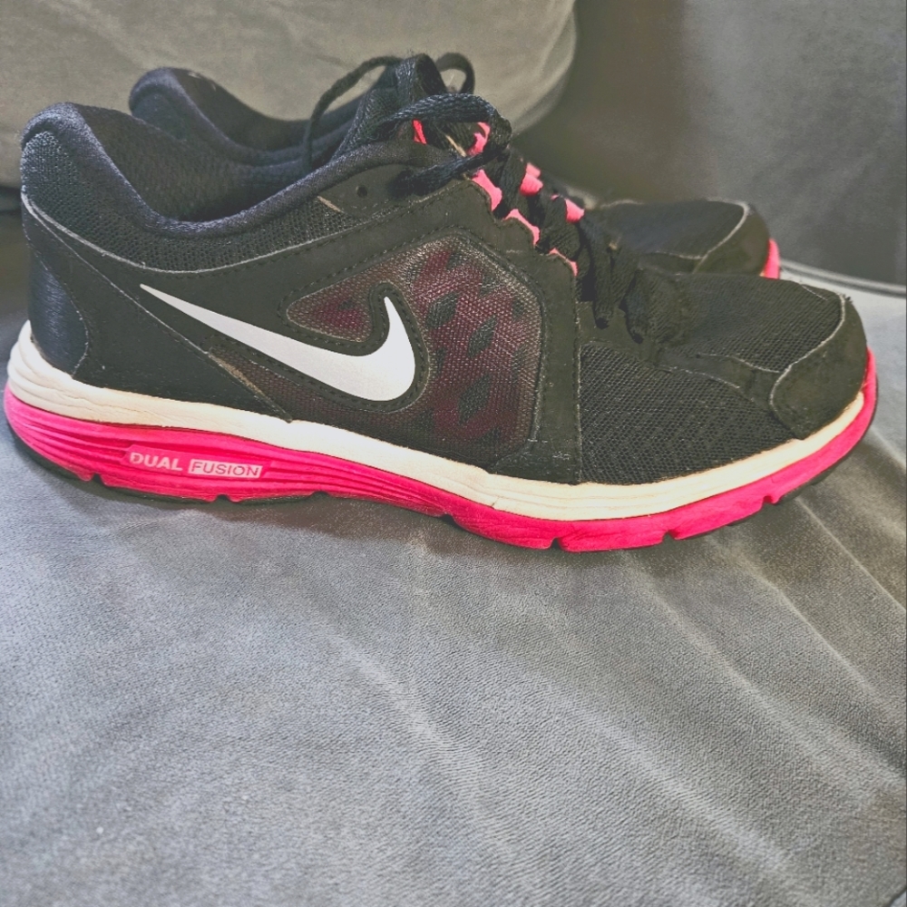 NIKE DUAL FUSION ST 2 GYM SHOES. SIZE 6. BLACK, PINK, AND WHITE.